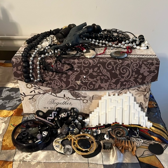 Craft lot, black, white and grey. Crafting and repurposing lot 8A. - Picture 7 of 12